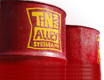 zwei rote faesser mit Logo der Tin Pan Alley Steelband